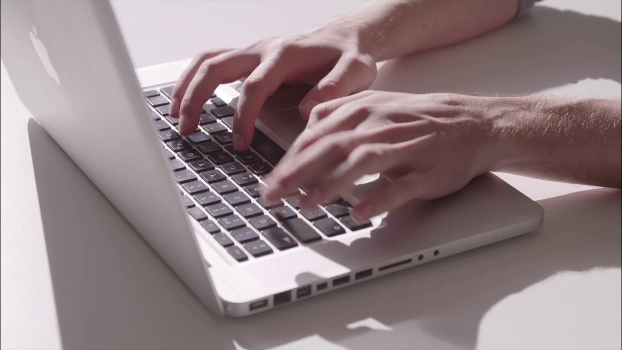 Escribiendo en laptop